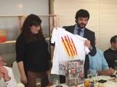 David Moner rep la insígnia de la Federació Catalana de Voleibol de mans de Maribel Zamora