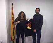 El vencedor del II Concurs ‘Samarreta Solidària seleccions catalanes’ visita la seu de la FCVb